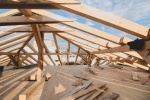 Comment protéger efficacement votre charpente en bois contre les dégradations ?